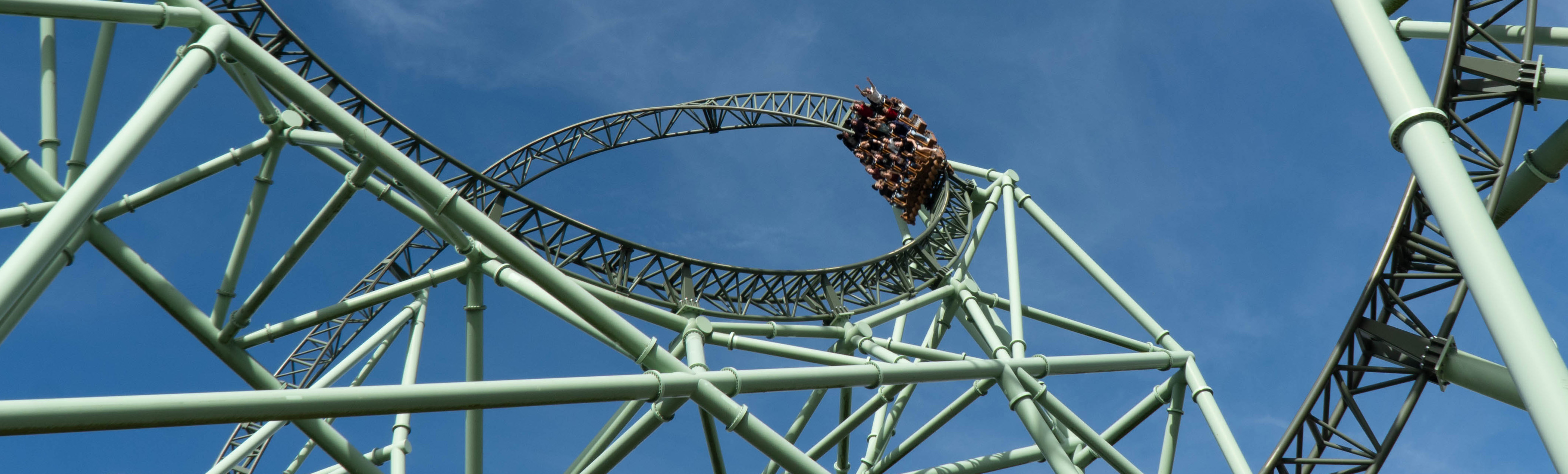 Die Schienen und der Waggon des KÄRNAN sind im Fokus. Es ist ein blauer Himmel im Hintergrund.