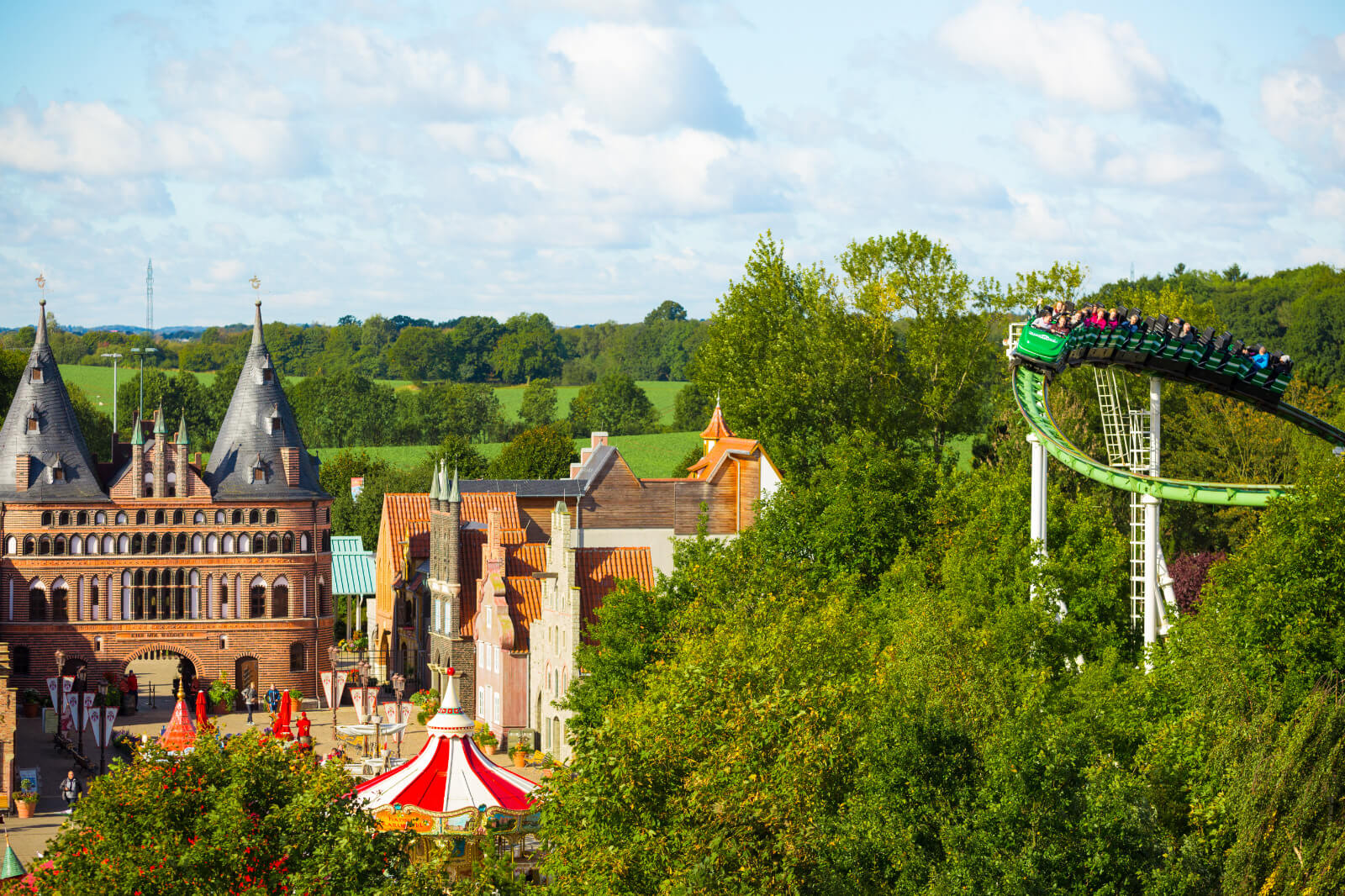 Älteres Bild der Attraktion Nessi. Nessi in alter Lackierung. Hintergrund: Eingang zum HANSA-PARK.