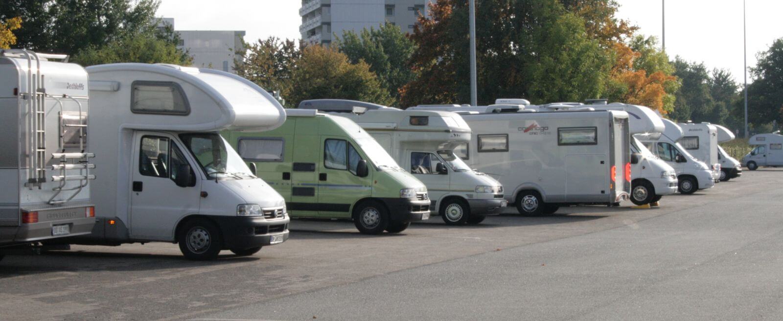 Auf dem Parkplatz des HANSA-PARK stehen Wohnmobile und parken.