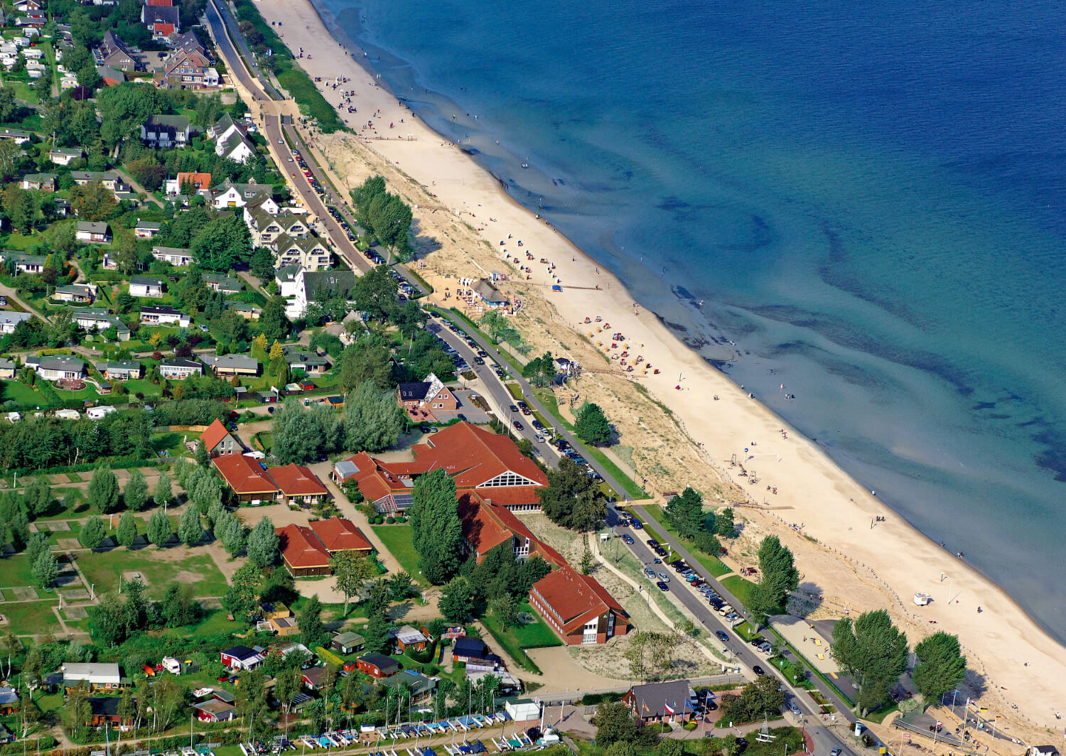 Foto aus der Luft von Jugendherberge Scharbeutz. Direkt gegenüber ist der Strand und die Ostsee.