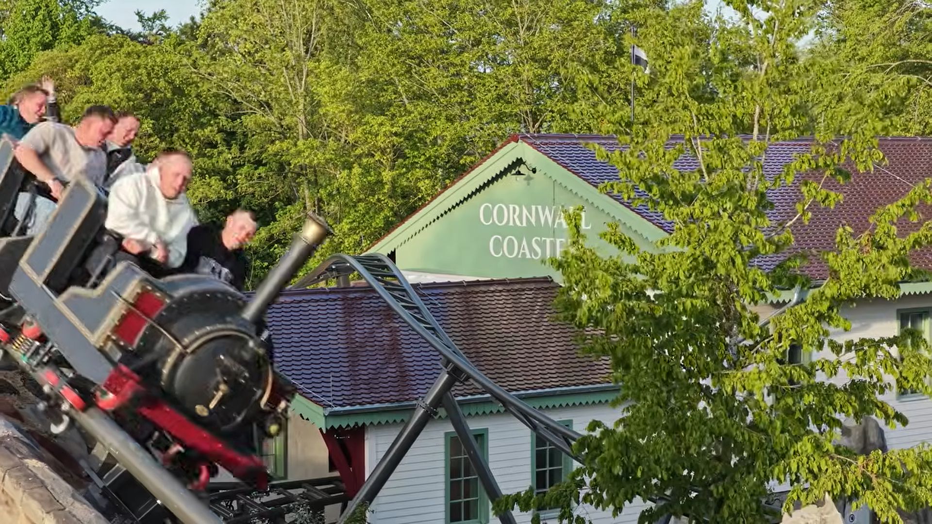 Vorschaubild mit dem Zug "Cornwall Coaster", im Hintergrund ist das Bahnhofsgebäude sichtbar